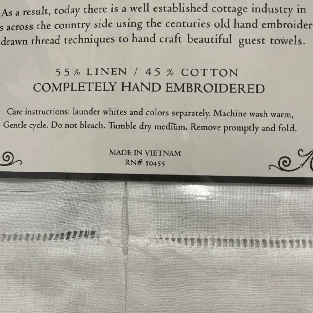 Christmas Poinsetta Guest Towels Set Of 2 Linen Blend 14” x 20” Embroidered NIP